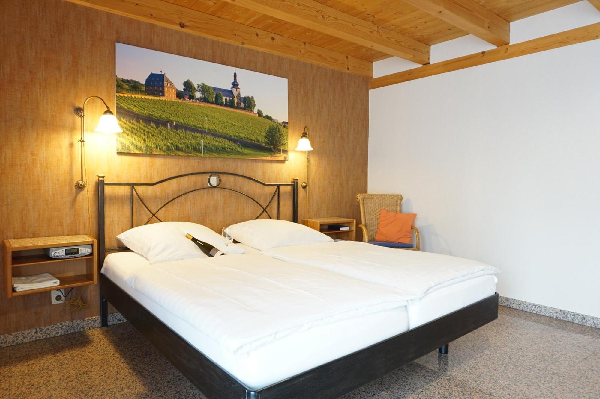 Weingut & Gaestehaus Julianenhof เนียร์ชไตน์ ภายนอก รูปภาพ