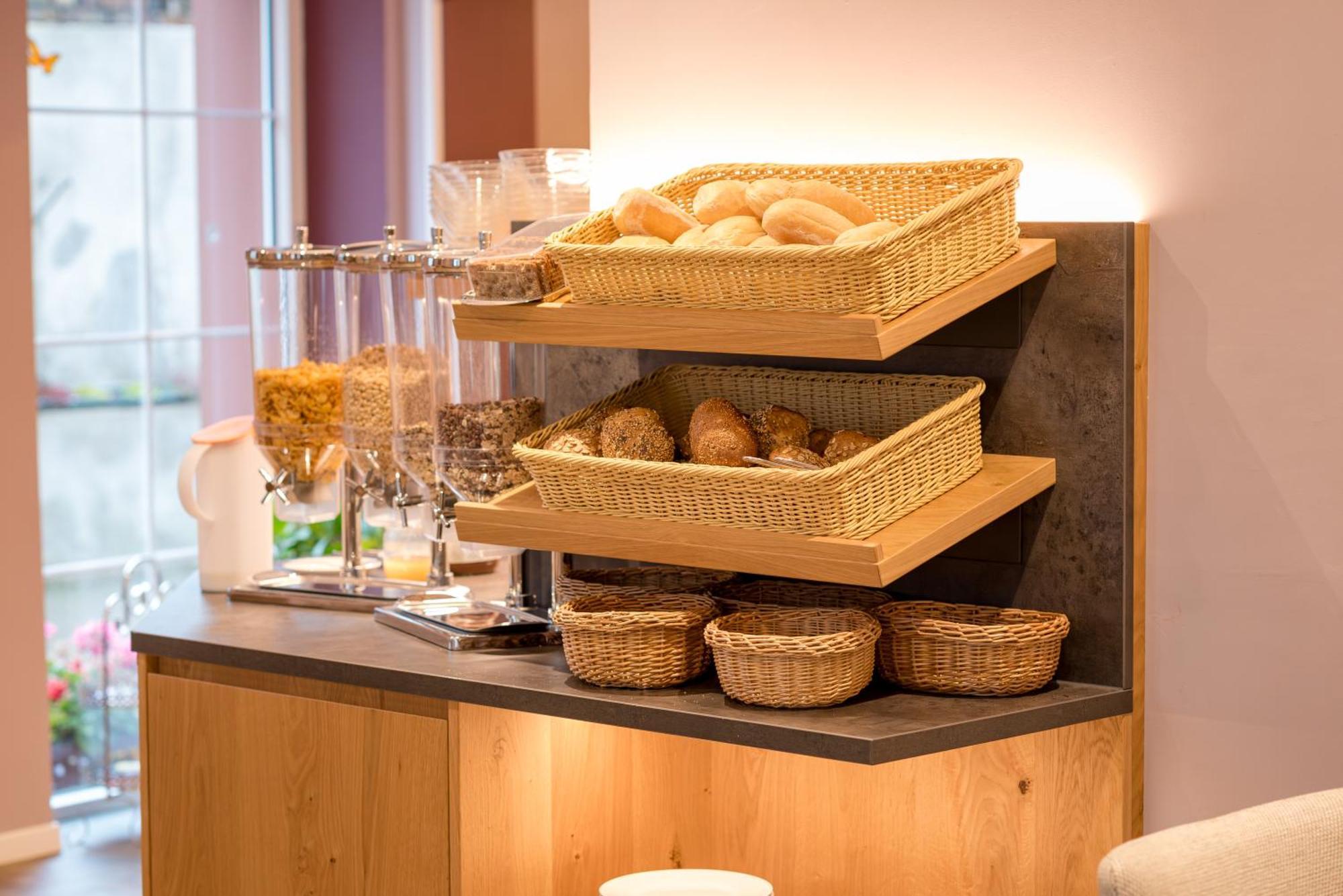 Weingut & Gaestehaus Julianenhof เนียร์ชไตน์ ภายนอก รูปภาพ